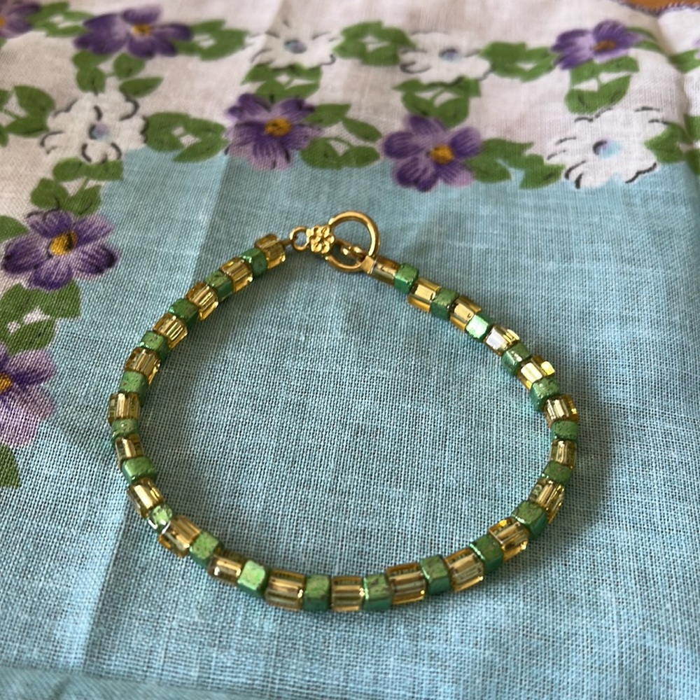 Bracelet Green, Gold Shiny Square Beads with Toggle Clasp